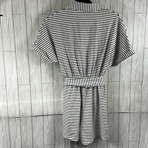 NWOT Romper with Pockets on side - Picture 2 of 4